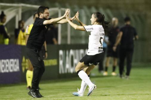 Corinthians derrota Athletico-PR e mantém liderança do Brasileirão feminino
