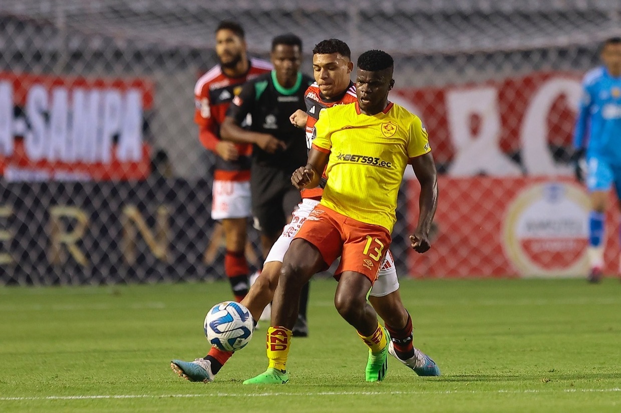 Fla poupa titulares, leva virada e estreia com derrota para o Aucas na Libertadores :: ogol.com.br